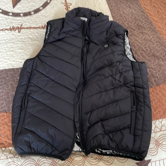 Boys XL vest.  Built in heaters. Extremely warm. New without tags. - Picture 4 of 5